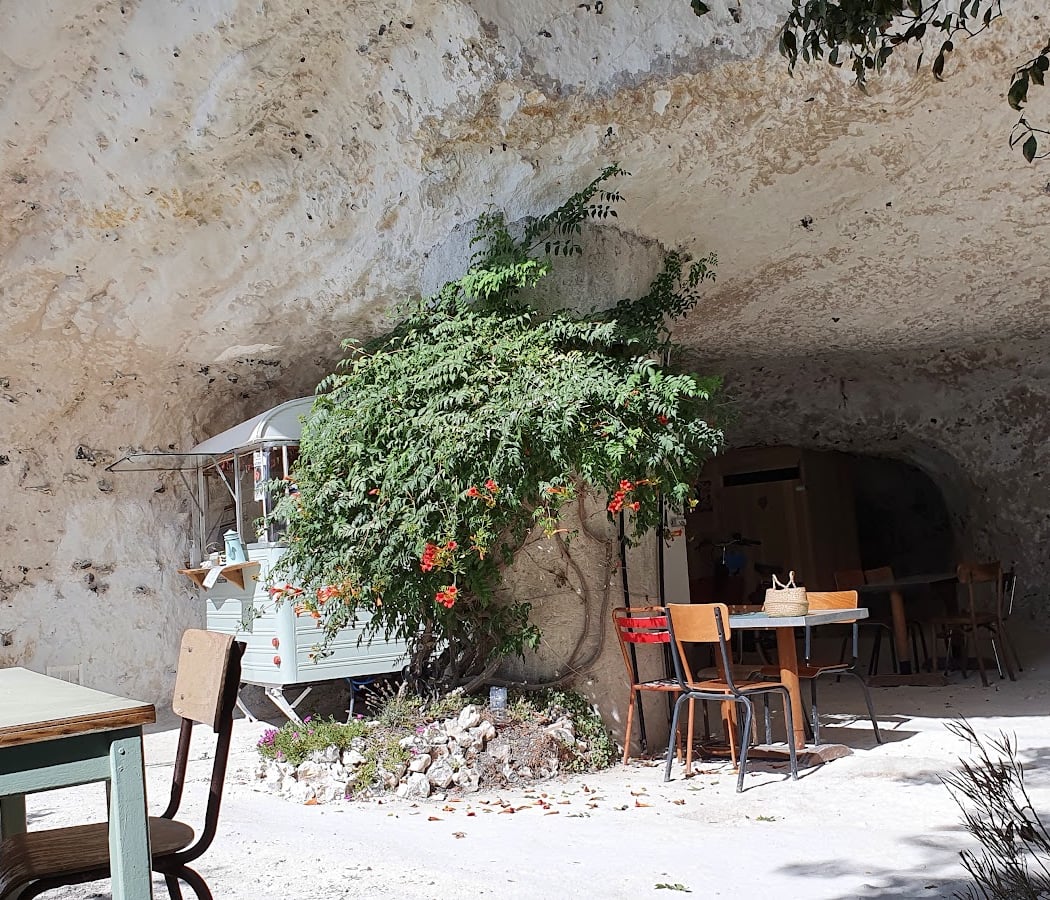 DÉJÀ VU café dans les grottes 3